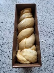 Der Cozonac wird mit Ei bestrichen