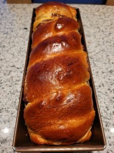 Den Cozonac vollständig in der Kastenform abkühlen lassen