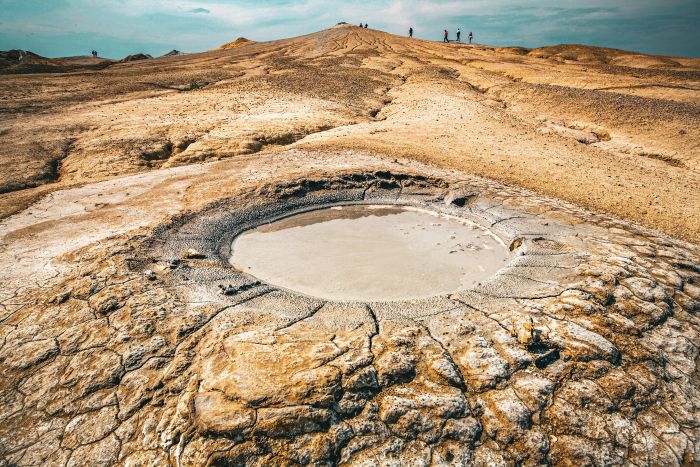 Die Schlammvulkane von Berca, ein top Reiseziel für ein Rumänien Urlaub mit Kindern